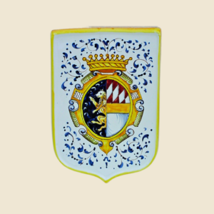 Mattonellaa forma di scudo alta cm 25 larga cm 18  decoro stemma