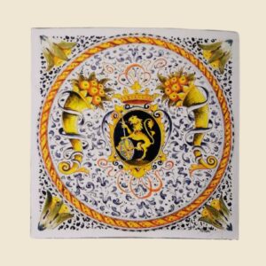 mattonella quadrata cm  40 x 40 decoro stemma con  cornucopie
